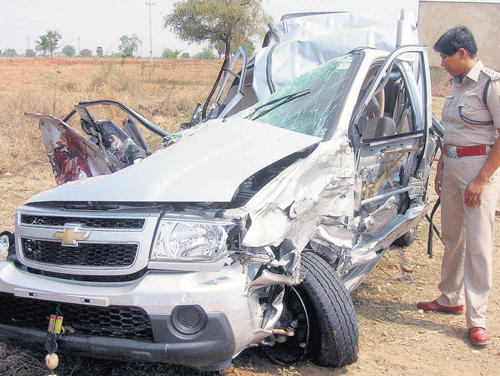 Deputy Superintendent of PoliceAnupama Shenoy inspects themangled remains of theSUVinvolved in an accident on National Highway 13 at Haruvanahalli near Mariyammanahalli in Ballari district on Monday. DH PHOTO