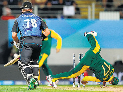 missed opportunities: South Africa skipper AB de Villiers fails to run out New Zealand's Corey Anderson.