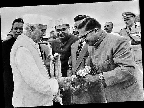 (From left) Pandit Jawaharlal Nehru, K Subbarao Ramaswamy, KA Netkallappa, Gyan Prakash Gupta (shaking hands with Nehru) and C Chandy, the then Deputy Inspector General of Police.