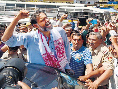 no quiet goodbye: Yogendra Yadav raises slogans with supporters after he was expelled from the AAP national executive at Kapashera in New Delhi on Saturday. PTI