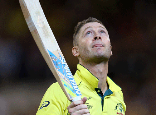 Australian captain Michael Clarke waves his bat as he leaves the field after his innings of 74 runs during the Cricket World Cup final in Melbourne, Australia, Sunday, March 29, 2015. AP photo