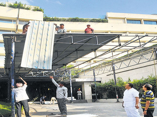 Workers get busy on Sunday at Lalit Ashok hotel in Bengaluru, where the BJP's National Executive Committee will meet on April 3 and 4. DH PHOTO