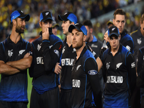 New Zealand captain Brendon McCullum (C) and his team stand after losing in the 2015 Cricket World Cup final against Australia in Melbourne on March 29, 2015. AFP PHOTO