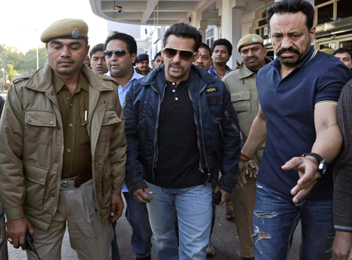 Bollywood actor Salman Khan, center, is escorted by policemen to a court in Jodhpur, India, Wednesday, Jan. 29, 2014. PTI photo