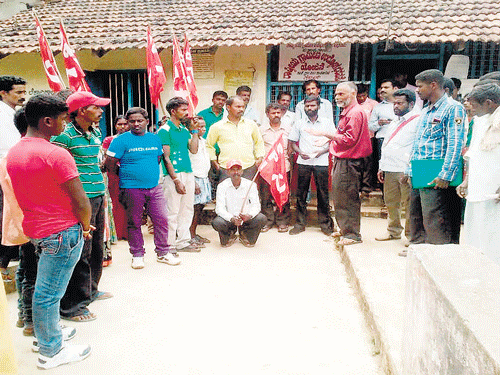 Members of CPI and AIYF stage a protest in front of Koove GramPanchayat office in Mudigere taluk, demanding a probe against misappropriation of funds in developmentworks initiated by the GramPanchayat. DH PHOTO