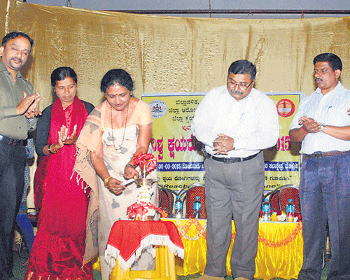 Handicrafts Development Corporation Chairman Shantheyanda Veena Achaiah inaugurates World TB Day, in Madikeri on Monday. DHO DrOR Srirangappa, CMC president Julekabi and others look on. DH PHOTO