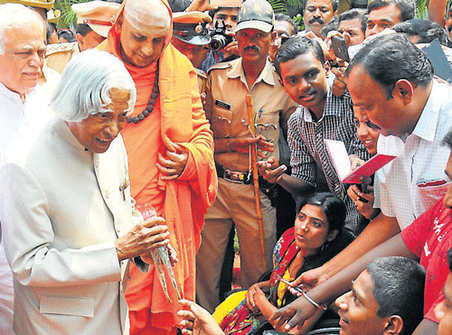 Former President APJ&#8200;Abdul&#8200;Kalam receives flowers from specially-abled students on his arrival at&#8200;Sri Jayachamarajendra College of&#8200;Engineering, in Mysuru, on Tuesday. Suttur&#8200;seer&#8200;Shivaratri Deshikendra Swami, Higher&#8200;Education Minister R&#8200;V&#8200;Deshpande and MLA&#8200;Vasu are seen. DH PHOTO