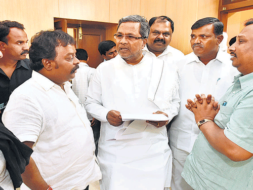 SEEKING JUSTICE: Gauthami's father Ramesh and his familymembersmeet Chief Minister SIddaramaiah in the City on Friday. PavagadMLAThimmarayappa andMLC Sharavana with them. DH PHOTO