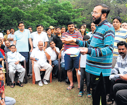 Union Minister of State for Environment Prakash Javadekar interacts with morning walkers in the City of Friday. DH PHOTO