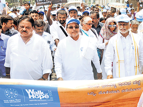 Chief Minister Siddaramaiah, SriMof Manav Ekta Mission and others at the walkthon 'Walk Today for India Tomorrow' at Kanakapura Road on Friday. DH PHOTO