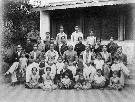 (First row, from left) Premalatha (fourth), the author is sitting on her lap. (Second row standing) Nagarathna (third from left). (Third row, sitting) ML Venkataramaiya (second from left), KS Narayana Rao (fifth from left), MLN Murthy (sixth). (Fourth row, standing) Susheelamma (fifth from left) and Malathi (sixth).