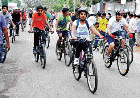 Residents take part in the Bangalore Cycle Day event on Sunday. DH Photo