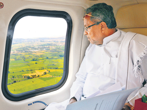 Chief Minister Siddaramaiah conducts an aerial survey in Gangavati taluk in Koppal district where standing paddy crops suffered extensive damage due to unseasonal rain in the recent past. DH&#8200;PHOTO