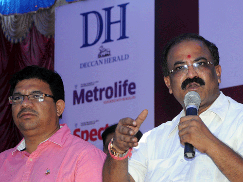 MLA Arvind Limbavali speaking at the 'Janaspandana' organised by Prajavani and Deccan Herald at Bellandur in Bengaluru on Saturday. Bengaluru East Division Tasildar Harish Nayak is seen. DH photo