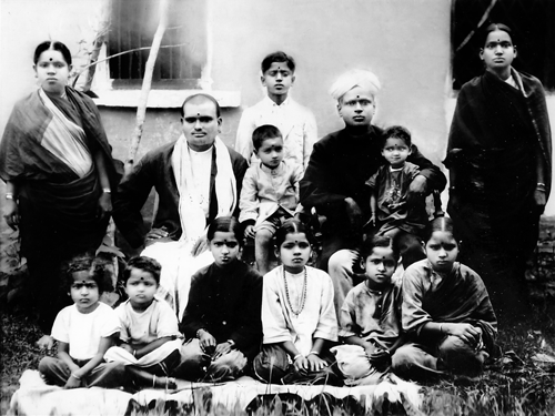(Standing from left) Annapoorni, Mahalingam and Lakshmi. (Sitting on chair) Dharmarajasiva, Srinivasan, RK&#8200;Ramanatha Iyer and author (on Ramanatha Iyer's lap). (Sitting on the ground) Mohana, Mangala, Jayalakshmi, Shamala, Viji and Romala.