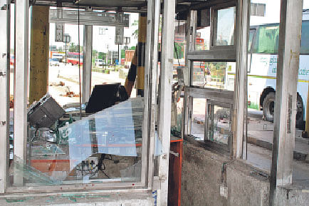 The toll booth damaged by mob at Huskur Kodi near Hoskote on the outskirts of Bengaluru on Sunday. DH PHOTO