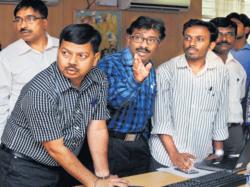 Mohammed Mohsin, Commissioner for Public Instruction, inaugurates the second round of online lottery for reserved quota RTE seats in Bengaluru on Monday. DH PHOTO