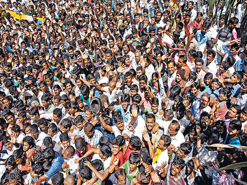 Fans of Rajkumar gather in large numbers on the 87th birth anniversary of the star at the Dr Rajkumar Samadhi in the City on Friday. DH Photo