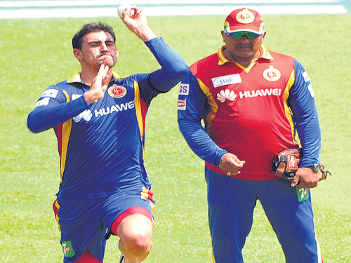 eye on the timber RCB's Mitchell Starc (left) and assistant coach B&#8200;Arun during a training session. DH PHOTO / NEHA BS