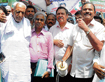 Freedom fighter H S Doreswamy, social activist S R Hiremath, former Lokayukta Santosh Hegde and former MLA A T Ramaswamy during a protest against land grabbing, in Bengaluru on Saturday. DH PHOTO