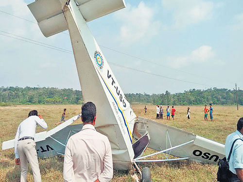 Villagers take a look at the glider that crashed at Begurkolli in Virajpet taluk of Kodagu  district. DH PHOTO