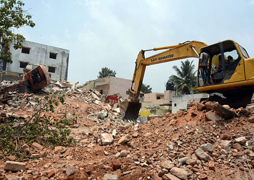 A major operation to clear lake beds of encroachments in the city continued today as authorities issued notices to private building owners in some areas, warning of demolition if their documents were illegal. DH Image