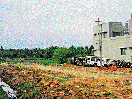 LEGAL&#8200;OR&#8200;ILLEGAL? A police station building has been constructed on the Kanakapura  lake land. DH photo