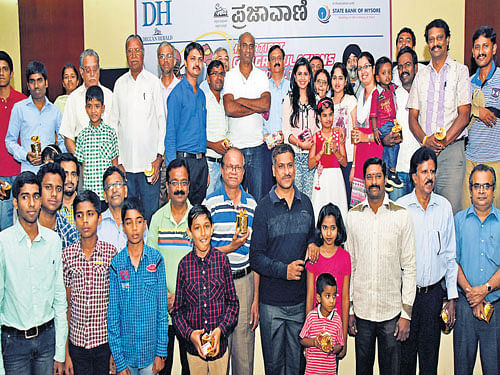 Winners of the Deccan Herald-Prajavani Cricket Mania Contest 2015 with former cricketer Vijay Bharadwaj, State Bank of Mysore Deputy General Managers B Venkataraman and Jasvinder Pal Singh and actress Anushree during the awards ceremony on Friday. dh photo