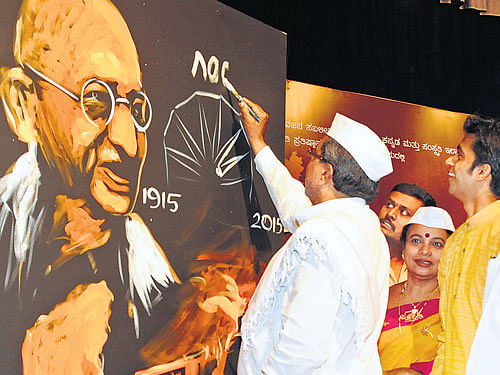 Chief Minister Siddaramaiah takes part in the centenary celebrations of Mahatma Gandhi's first strides in Karnataka, in Bengaluru on Friday. Kannada and Culture Minister Umashree looks on. DH&#8200;PHOTO
