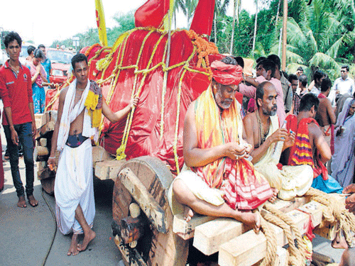 One of the hand-drawn wooden carts enroute to Puri.