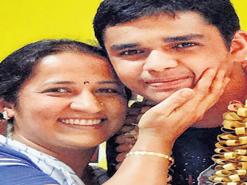 Vishwajit Prakash Hegde with his mother. DH photo