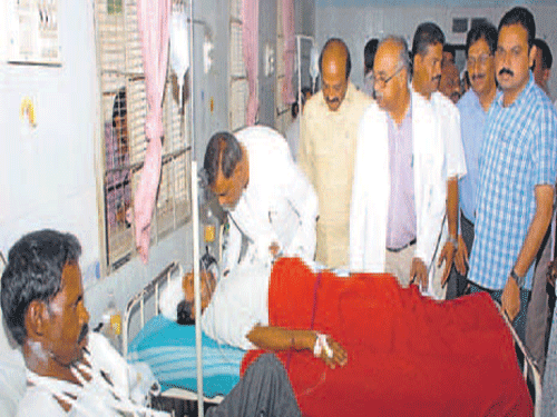 Minister&#8200;V&#8200;Srinivas Prasad enquires the condition of a person, at K&#8200;R&#8200;Hospital in Mysuru, on Wednesday. MUDA Chairman K&#8200;R&#8200;Mohan Kumar, Medical Superintendent Dr B&#8200;G&#8200;Sagar, Dean and Director of MMC & RI Dr B&#8200;Krishnamurthy and others are seen. DH Photo