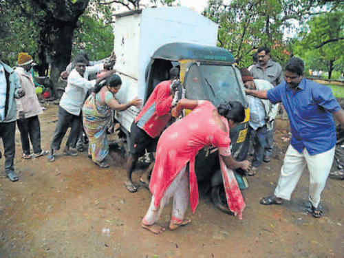 Vendors vacate a mobile eatery, following the MCC&#8200;drive near Ramaswamy&#8200;Circle, in Mysuru, on Wednesday. DH Photo