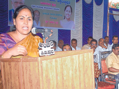 BJP leader and Udupi-Chikkamagaluru MP Shobha Karandlaje speaks at a party workers' meeting in Chikkaballapur on Thursday. DH photo