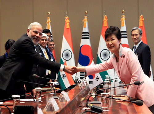 Indian Prime Minister Narendra Modi, left, shakes hands with South Korean President Park Geun-hye during a meeting at the presidential Blue House. AP photo