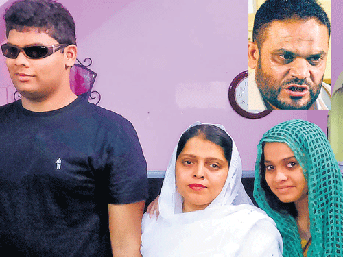 Jailed rowdy Tanveer Ahmed's wife Fahmida Begum (centre) with their children Abdul Rahman (left) and Urvi Begum (right) at their home in Bengaluru. (Inset) Tanveer. DH&#8200;Photo