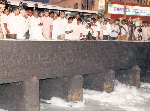Chief Minister Siddaramaiah, along withMPP C Mohan, Ministers Ramalinga Reddy, Krishna Byre Gowda, R Roshan Baig and officials, inspects Varthur lake on Saturday. DH PHOTO