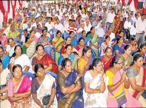 KEENLISTENERS: Participants are all ears at the Janaspandana organised by Deccan Herald and Prajavani in the City on Saturday. DH PHOTO
