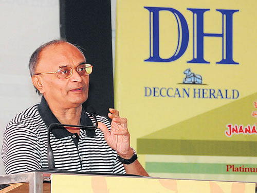Imparting knowledge:  Former IAS officer M N Vidyashankar speaks at Jnana Degula, organised by Deccan Herald and Prajavani in Bengaluru on Saturday. (Right) Students interact with speakers at the event. DH Photos