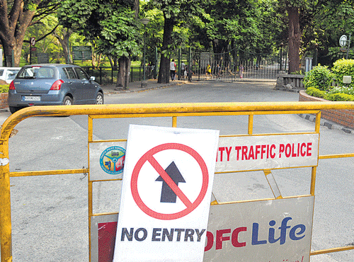 ACCESS DENIED: Following an order by the Bengaluru Traffic Police, entry of vehicles to Cubbon Parkwas banned on Sunday. DH PHOTO