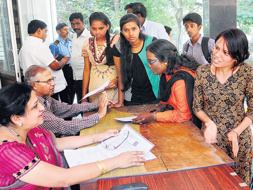 The PU Board is flooded with enquiries fromstudents and parents regarding revaluation and photocopies of answer scripts, in Bengaluru on Monday. DH PHOTO