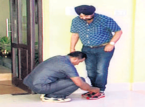 On Monday morning, Singh removed his shoes to pay respects before Baij's photograph. After the ceremony, one of his security personnelwas seen tying the laces of his shoe. While the scene went viral on news channels soon after, the minister immediately left the scene.
