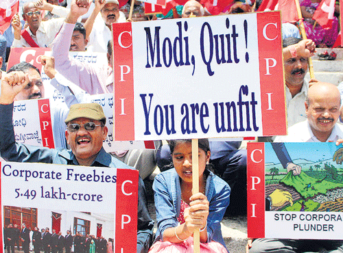 Members of the Communist Party of India stage a protest against Narendra Modi-led NDA government in front of the TownHall on Tuesday. DH PHOTO