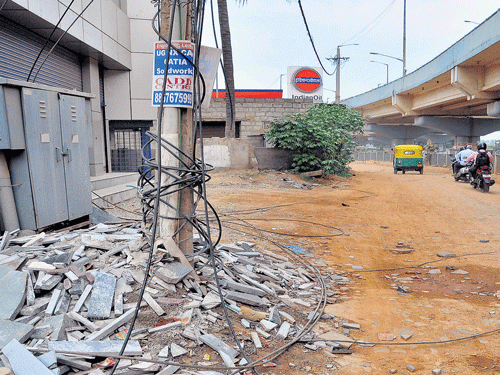 hazardous Tangled electric and cable wires in Veeranapalya (above and below) and (right) 14th Cross, Malleswaram .  Dh Photos By bk janardhan and bh shivakumar