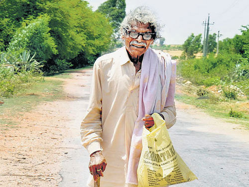 Thimmaiah goes on foot for campaigning in  Gandabommanahalli, Kudligi taluk of Ballari district. DH PHOTO