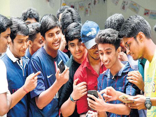 Proud Victors: Students celebrating their CBSE class 10 results in Bengaluru on Thursday. DH PHOTO