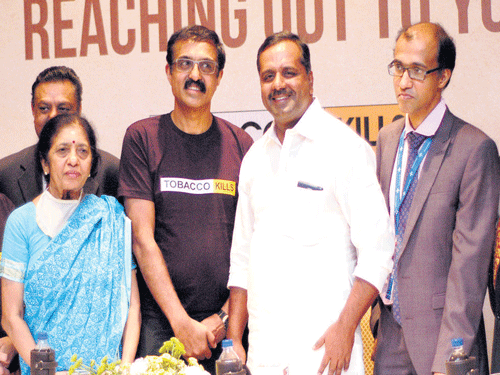 for TOBACCO-free karnataka: Health Minister U T Khader with doctors from various hospitals on World No Tobacco Day in Bengaluru on Saturday. (From left) Dr Kamini Rao, cancer survivor Nalini Satyanarayan, Dr B S Ajai Kumar and Dr Guruprasad Bhata are seen with him. DH Photo