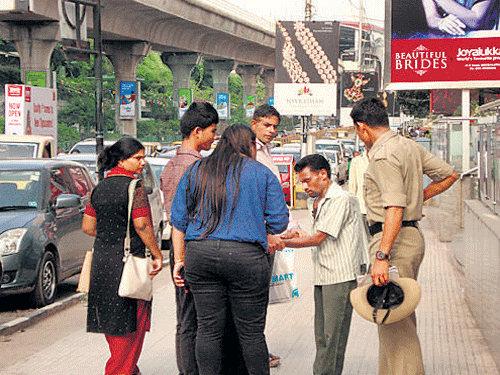 The suspect (second from right) with the police on MG&#8200;Road on Tuesday. DH Photo