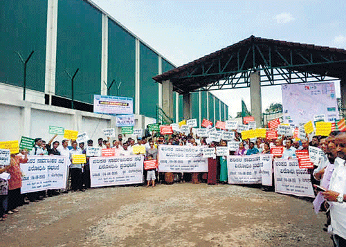 Residents protest against the KSPCB and the BBMP during a public hearing on Thursday. DH Photo
