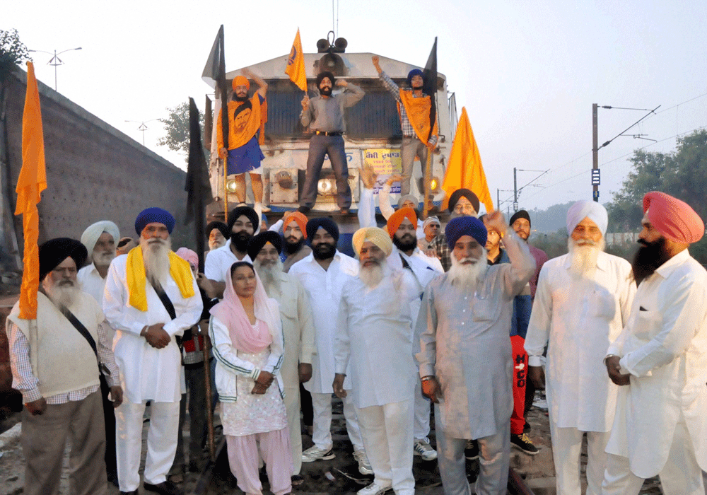 Supporters of Shiromani Akali Dal (Amritsar), led by former MP Dhian Singh Mand, assembled at Golden Temple and raised 'Khalistan Zindabad' slogans besides brandishing swords. As many as 25 Sikh youths were detained, police said. PTI file photo for representation